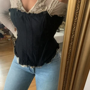 Korsett - Svart korsett med offwhite volang 🖤 100% bomull