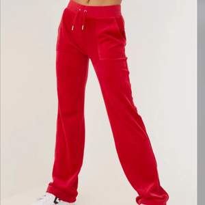 Intressekoll på mina helt nya juicy byxor i färgen Astor Red. Funderar på att sälja de pga att de är lite stora. Endast testade så helt i nyskick💕💕 Du kan inte dra dig ur ditt bud🫶🏻
