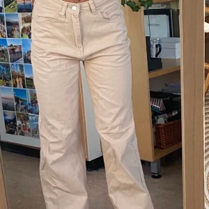 Ljusa jeans - Första bilden lånad då för små för mig, köpt via plick. Jättefint skick, skriv för fler bilder🍁