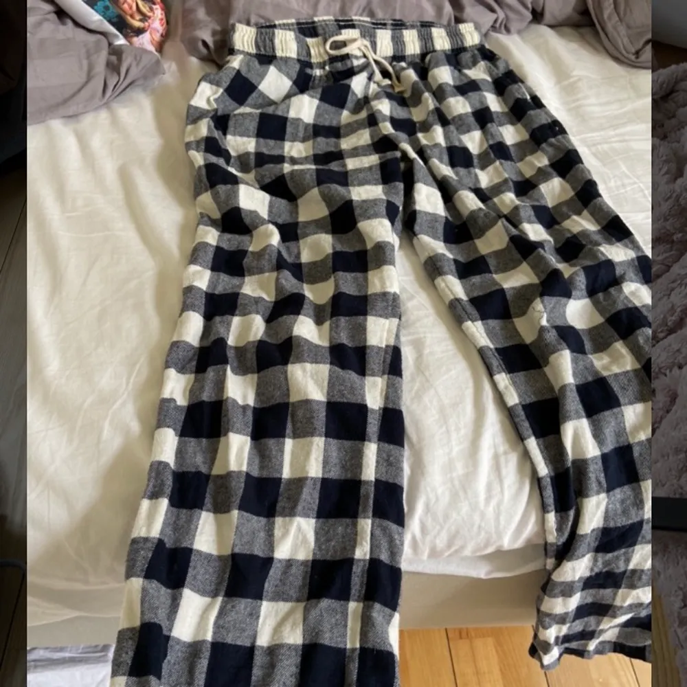 Snygga pyjamasbyxor som jag köpte förra vintern. Säljer för att jag har köpt nya❤️nypris: 279 kr❤️innerbenslängd: 78 cm❤️. Jeans & Byxor.