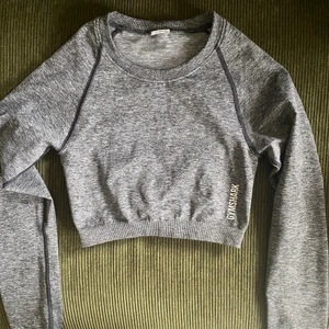 Gymshark topp  - Använd ett fåtalgånger, säljes pga för liten. Superfin och skön! Inga tecken på slitage. Snygg scrunch i ryggen🥰