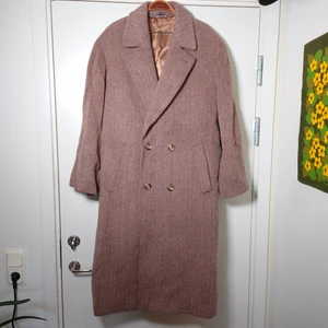 Vintagerock - Äkta vintagerock från Oscar Jacobson, för NK, i äkta ull. Superfint skick! Band som knyts i midjan (kan tas av). Stor och rejäl, är som en storlek XL (herr)🌿