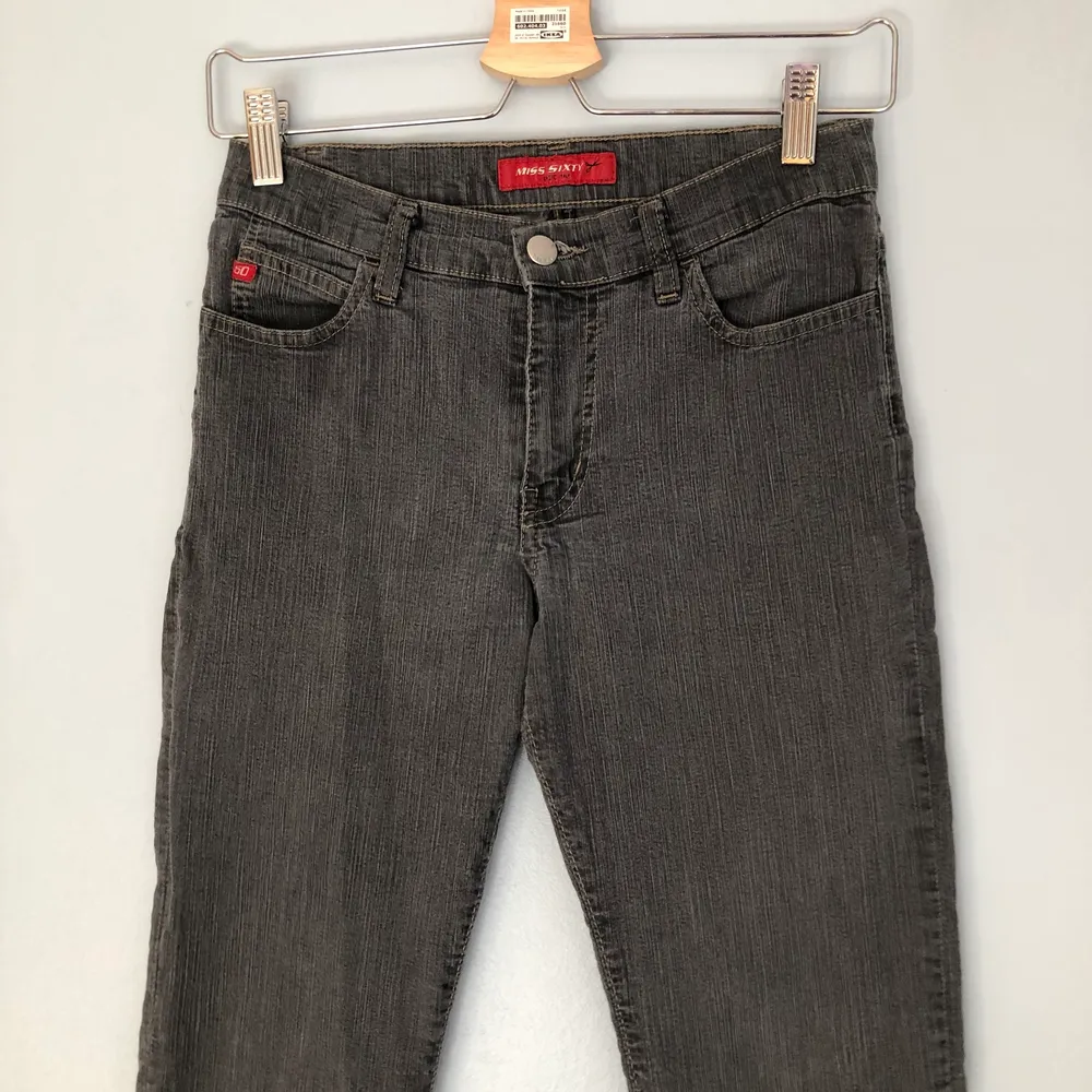 Ett par lågmidjade flared jeans från Miss sixty! Passar mig bra i längt som är 165-168!. Jeans & Byxor.