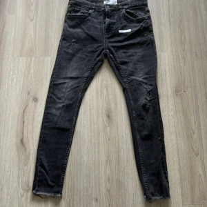 Jesns - Svara jeans  Hund finns hemma EUR 42