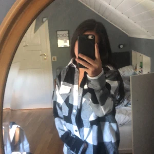 Overshirt rutig ifrån ginatricot i strlek xs den ligger bara hemm och skräpar, super skön och mysig  - Den är som helt ny, super fin till hösten och våren