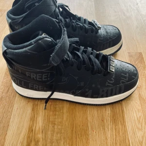 Nike air force 1 Limited edition 40 - Nike air force 1, Limited edition. Storlek 40. Använda Max 3 ggr, som nya. Inget att anmärka på.