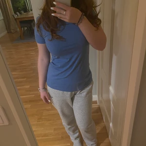 Blå t-shirt - Tajt blå t-shirt från tribute. Använd några gånger men den är i bra skick. Riktigt mjukt och skönt tyg. 50kr+frakt💙