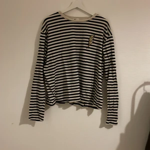 Randig tröja svart vit blixt hm XL L M - Fin långärmad från h&m som inte finns att köpa längre! Superfin som oversized tröja!