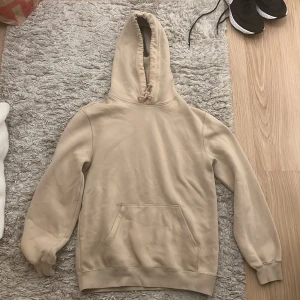 HM tröja  - Fin tröja från HM. Tröjan är i storlek XS och är biege. Super fin! Köparen står för frakten!