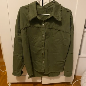 Grön jeansjacka  - Fin grön jeansjacka lite oversized  Köparen står för frakt 