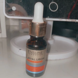 Serum  - Serum jag köpt på dollarstore. Är perfekt för torr och trött hy. Har många serum så använder den inte så ofta. Använt kanske 4 ggr.