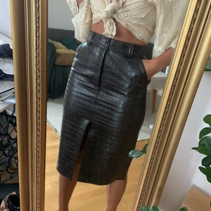 Brun skinnkjol  - Brun pennkjol i läderimitation krokodilmotiv Super skön och lite stretchigt motiv 