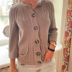 Trekvartströja med knappar - Kan både användas som tröja och kofta🥰 Fin till höst och vintern! Storlek M