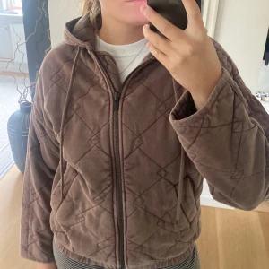 Quiltad jacka - Fin quiltad jacka från Urban outfitters. Aldrig använd. Snygg lila/brun färg. Perfekt till hösten❤️ 