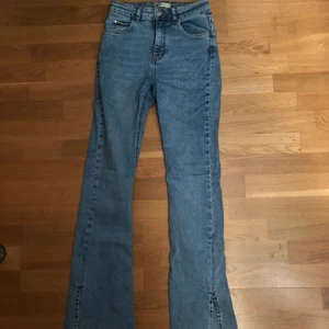 Jeans med slits - Dessa är ett par jeans med slits från Gina tricot storlek S! Jag säljer dessa eftersom de inte längre passar mig. Det är lite slitet längst ner på byxorna eftersom de varit lite långa på mig, se bild tre. Pris kan diskuteras. Glömt att ta bild på det men det finns ett litet hål vid bakfickan, kan skicka bild om ni är intresserade 