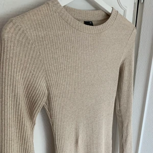 Beige klänning från Ginatricot storlek XXS - Beige klänning från Ginatricot i storlek XXS 