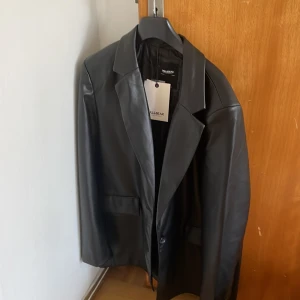 Skinnkavaj - Kavaj i skinnimitation från pull & bear, aldrig använd då jag önskar att den var mer oversized och upplever att den är lite mindre i storleken. Överlag, skitsnygg och bekväm! Ordpris 499kr, säljer för 350kr (frakt inräknat + spårning av paket) 