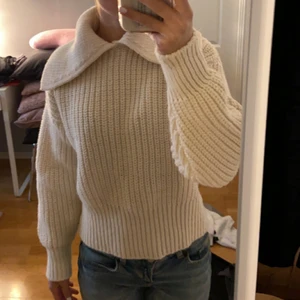 stickad tröja från hm💘 - säljer denna fina stickade tröjan från hm! aldrig använd! storlek 34/xs! köpt för 300 men säljer för 100! superskön och superfin! 💕