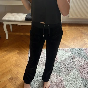 Juicy byxor  - Intressantkoll på mina svart juciy byxor. Nästan helt nya, kan byta mot en annan färg som är lika nya som dessa eller sälja för ett bra bud.