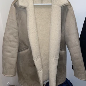 Jacka från Mango  - Jackan känns som ny, inga skador, rök-djurfritt hem. Använd några gånger förra vintern. Storlek XS men väldigt oversized så passar upp till M skulle jag säga, beroende på hur man vill att den sitter. 