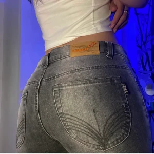 Lågmidjade jeans - Säljer denna superfina lågmidjade jeans pga för liten i midjan tyvärr. Storlek 28 men  passar även 27/26. Passar bra i längden för mig som är 169 lång, skulle kunna passa för de som är ca 173 lång också. Kontakta vid frågor❤️