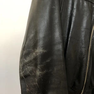 Vintage skinnjacka  - Snygg boxig vintage skinnjacka, herrmodell men passar en s/m för en oversize fit. Snyggt sliten! Frakt ingår