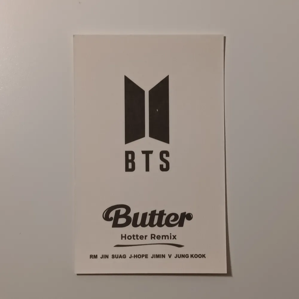 Bts lomo card Butter: Grupp kort. I nyskick och superfin, passar till att ha i genomskinliga mobilskal eller som dekoration av ditt val. 20 + frakt💕 Inte pc. Skickar bild innan jag postar. Frakten för icke spårbar: 15 kr  . Accessoarer.