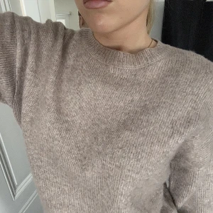 Stickad tröja  - Mysig stickad tröja från New look. Strl S, lite kortare i modellen. Den är beige/ rosa 