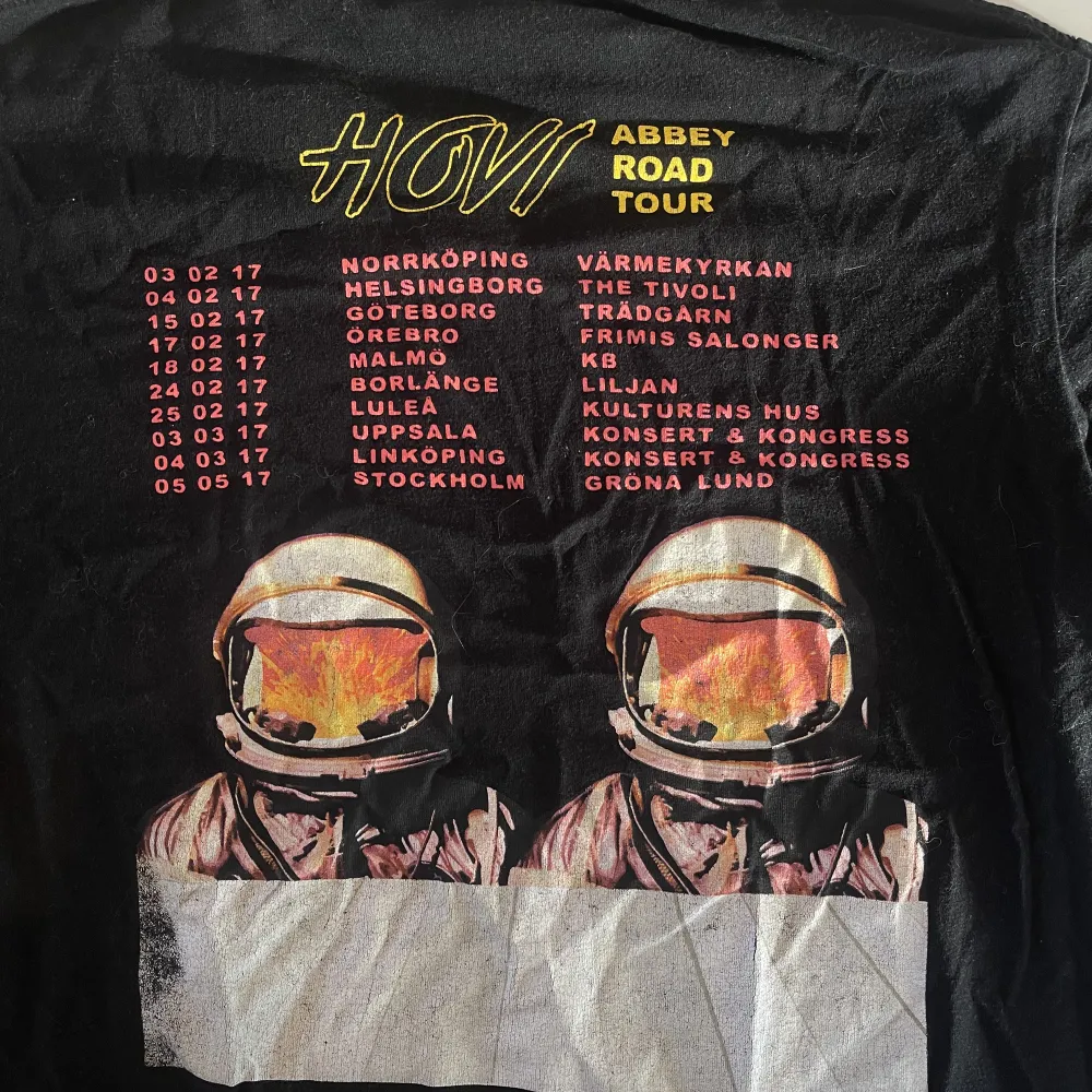 Säljer en knappt använd Hov1 merch från deras första turné ’Abbey road tour’. . T-shirts.