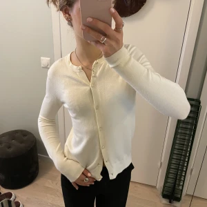 Finstickad kofta Zara - Finstickad kräm vit kofta från Zara. Superfin, endast pytte lite nopprig under armen men inget som märks av alls. Storlek S passar Xs också! ✨Möts i Sthlm Elr fraktar men då står du för frakten💕