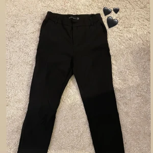 Svarta kostymbyxor  - Jättefina stretchiga kostymbyxor från New yorker🖤 De är använd endast 2 ggr så de är i jättefint skick🖤 ❗️Den andra bilden är inte kostymbyxorna jag säljer (de jag säljer är svarta) men byxorna sitter så där på, förutom att det är lägre midja på dem❗️ 