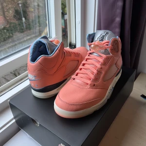DJ Khaled x Air Jordan 5 We The Best Crimson Bliss - WTS  DJ Khaled x Air Jordan 5 We The Best Crimson Bliss Storlek: 43/9.5 Pris: 3199kr Finns i göteborg/frakt  kvitto o refs finns.