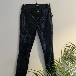 Versace couture lackbyxor - Jättesnygga lackbyxor från Versace som är använda endast ett fåtal gånger så helt i nyskick. Nypris: 3900  Pris kan diskuteras 