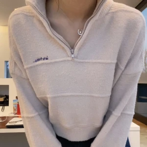 Urban outfitters tröja - Såå mysig tjocktröja som jag köpte från Urban Outfitters som knappt är använd. Den är ljusrosa och det står ”iets frans…” på sidan. Dragkedjan går också att stänga om man skulle vilja det. Den är inte nopprig och har inga skador!🥰