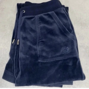 Juicy couture -  nya juicy byxor från Nelly, köpt för någon månad sedan för 1099kr. Men har knappt blivit använda så är som nya!❤️använd gärna ”köp nu” funktionen så får ni även köparskydd😊