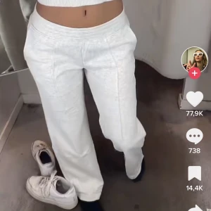 Lågmijade mjukisbyxor  - Lågmidjade grå mjukbyxor från H&M, helt slutsålda. Säljer då de är för stora för mig🤍