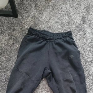 Nike tech fleece byxor - Helt ok skick men jättelite solbrända och inga snören som ni ser på bilden