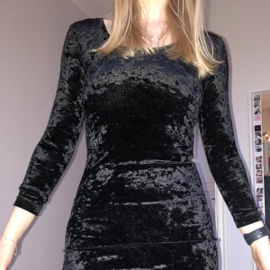 Sammetsklänning - Jättefin sammetsklänning från Monki, i jättefint skick