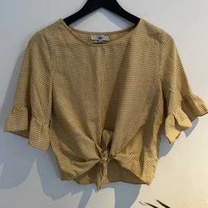 Rutig Top  - Superfin och lite vintage aktig Top med volanger som är köpt i Australien💜