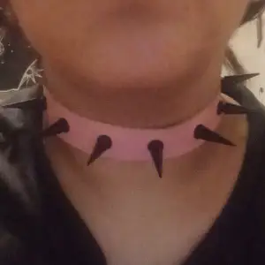 rosa choker med svart nitar. Köpt från punktshop!