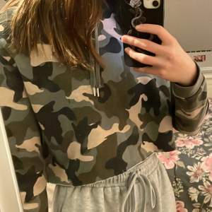 En militär färgad magtröjad hoodie. I storlek XS och köpt på H&M (divided) Den har varit en favorit hoodie men är nu för liten, det är mjuk inuti som gör den varm även om det är tunn vilket jag gillar🤍