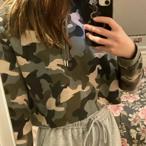 Cropped Hoodie XS - En militär färgad magtröjad hoodie. I storlek XS och köpt på H&M (divided) Den har varit en favorit hoodie men är nu för liten, det är mjuk inuti som gör den varm även om det är tunn vilket jag gillar🤍