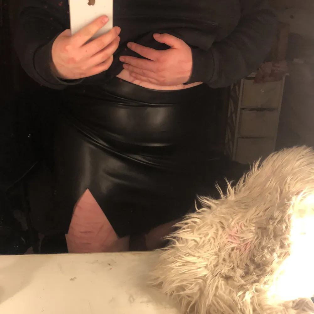 Jag säljer min svarta lack kjol jag köpte den för att jag skulle använda den på en kväll men de vart aldrig så jag ha aldrig använd den ha bara provat å den ä för liten för mig nu de ä storlek 44 men den ä lite mindre än de skulle jag säga väldigt fin inge skador på den alls prislappen sitter kvar å allt . Kjolar.