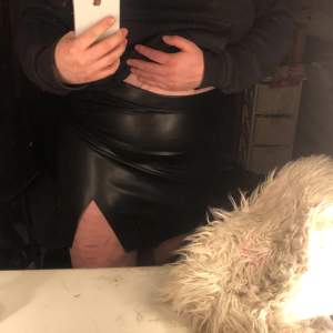 Jag säljer min svarta lack kjol jag köpte den för att jag skulle använda den på en kväll men de vart aldrig så jag ha aldrig använd den ha bara provat å den ä för liten för mig nu de ä storlek 44 men den ä lite mindre än de skulle jag säga väldigt fin inge skador på den alls prislappen sitter kvar å allt 