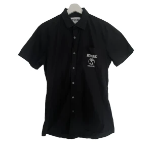 Moschino skjorta  - Perfekt vintage skick inga som helst brister! Storlek small!