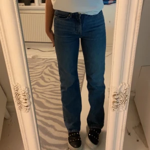 Weekday Jeans stl 26/30 - Mörkblåa straight leg jeans från Weekday, knappt använda så i fint skick