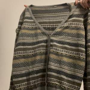 Säljer nu en jättefin cottagecore sweater! Den är så så fin, använd ett par gånger men är i fint skick! Köp INTE direkt!!🤍