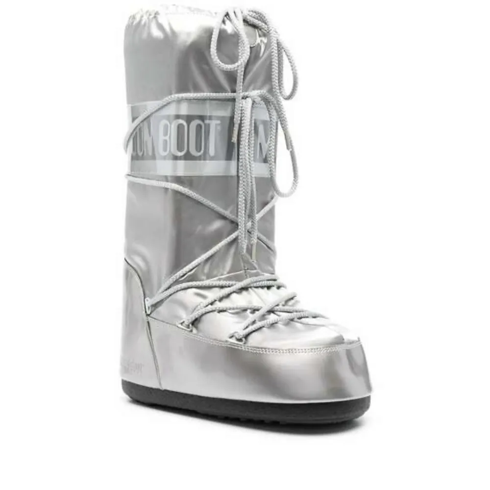 Säljer mina silvriga höga moon boots i silver endast använda ett fåtal gånger förra vintern så de är precis som nya🥰nypris 1700kr. Skor.