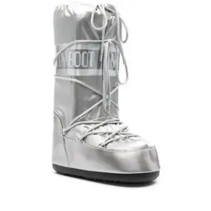 Säljer mina silvriga höga moon boots i silver endast använda ett fåtal gånger förra vintern så de är precis som nya🥰nypris 1700kr