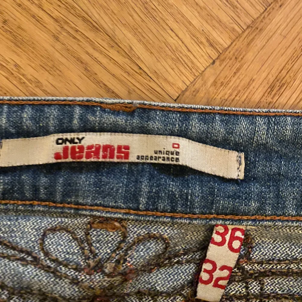 Fina jeans från onlyjeans i stlk 36,32. Första bilden lånad från personen jag köpte jeansen från förut❤️ Betalning med swish. Jeans & Byxor.